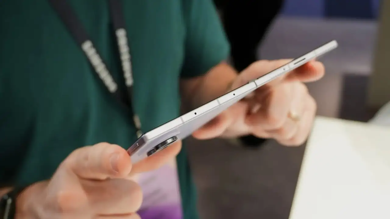 سامسونج تطلق Galaxy Z Fold8 الذي يزن 201 جرام بتقنية متطورة.